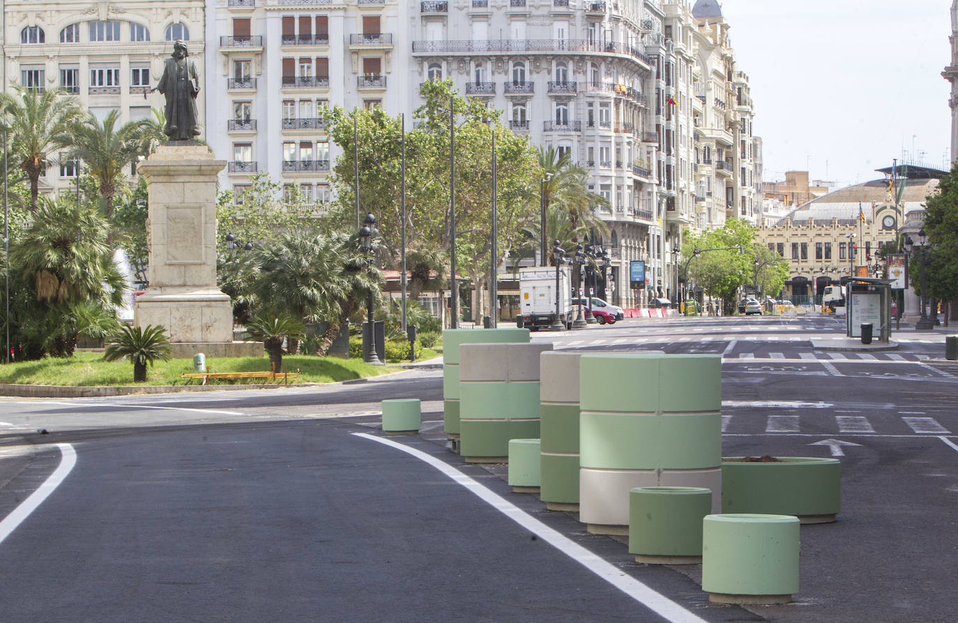 Las primeras obras en la plaza del Ayuntamiento han comenzado este 4 de mayo con la retirada del asfalto y los semáforos en varios lugares. Los operarios trabajan a toda velocidad pues la peatonalización de 12.000 metros cuadrados debe estar acabada por completo el próximo lunes. 