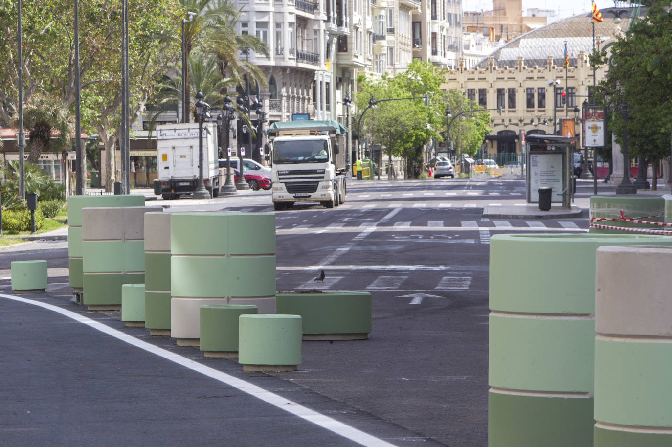 Las primeras obras en la plaza del Ayuntamiento han comenzado este 4 de mayo con la retirada del asfalto y los semáforos en varios lugares. Los operarios trabajan a toda velocidad pues la peatonalización de 12.000 metros cuadrados debe estar acabada por completo el próximo lunes. 