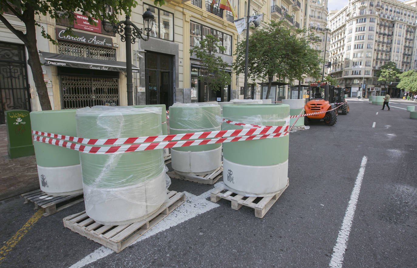 Las primeras obras en la plaza del Ayuntamiento han comenzado este 4 de mayo con la retirada del asfalto y los semáforos en varios lugares. Los operarios trabajan a toda velocidad pues la peatonalización de 12.000 metros cuadrados debe estar acabada por completo el próximo lunes. 