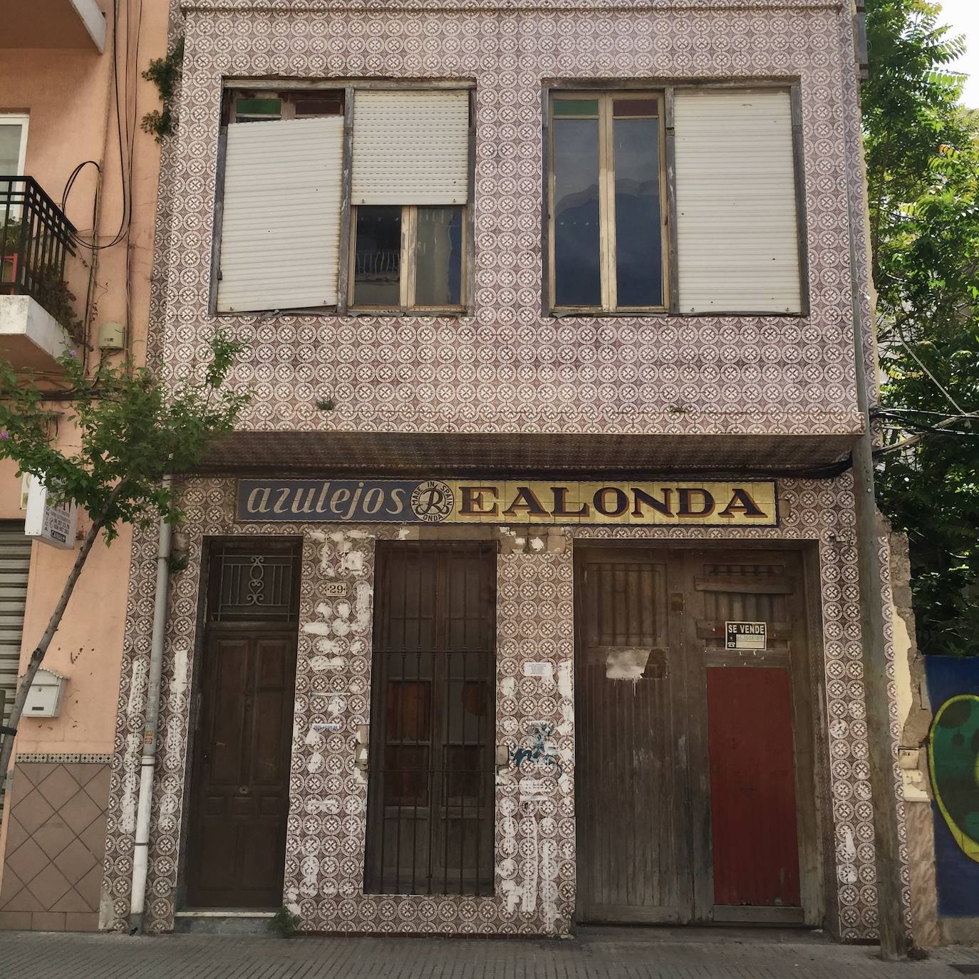 El barrio del Raval de Gandia ha visto pasar siglos de historia y cómo la ciudad crecía a su alrededor, conservando sus callejones. Albergó las primeras casas cristianas en la primera mitad del XIV. Después a musulmanes y moriscos hasta principios del XVII. Conserva calles estrechas, fruto de la ampliación del siglo XVI, y fachadas modernistas de principios del XX. 