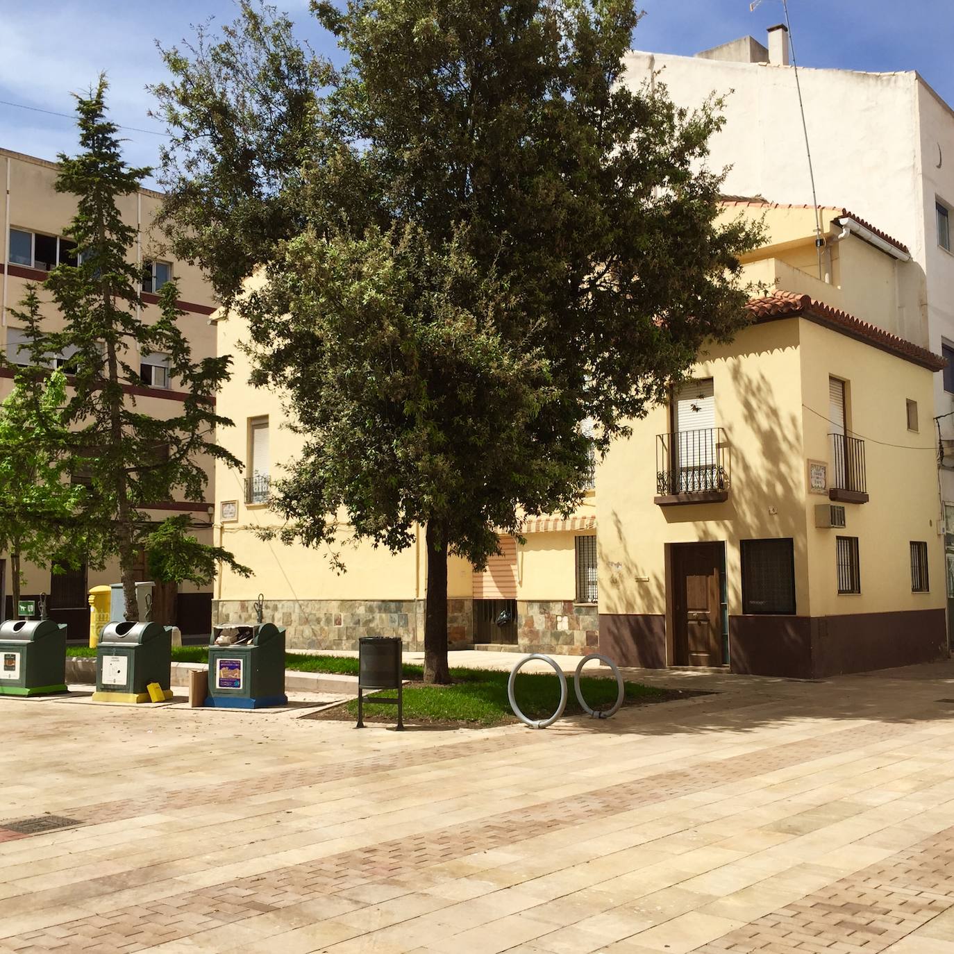 El barrio del Raval de Gandia ha visto pasar siglos de historia y cómo la ciudad crecía a su alrededor, conservando sus callejones. Albergó las primeras casas cristianas en la primera mitad del XIV. Después a musulmanes y moriscos hasta principios del XVII. Conserva calles estrechas, fruto de la ampliación del siglo XVI, y fachadas modernistas de principios del XX. 