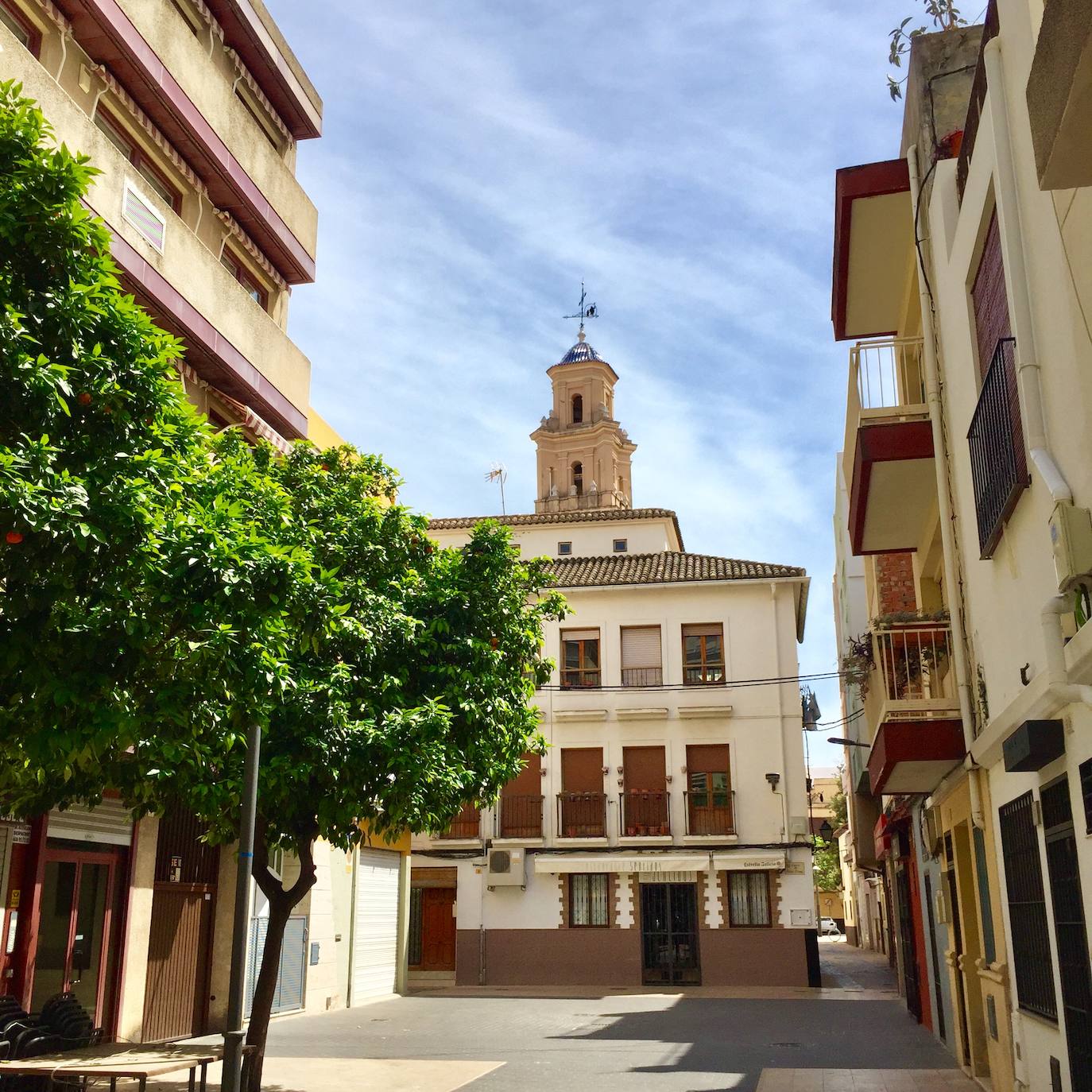 El barrio del Raval de Gandia ha visto pasar siglos de historia y cómo la ciudad crecía a su alrededor, conservando sus callejones. Albergó las primeras casas cristianas en la primera mitad del XIV. Después a musulmanes y moriscos hasta principios del XVII. Conserva calles estrechas, fruto de la ampliación del siglo XVI, y fachadas modernistas de principios del XX. 