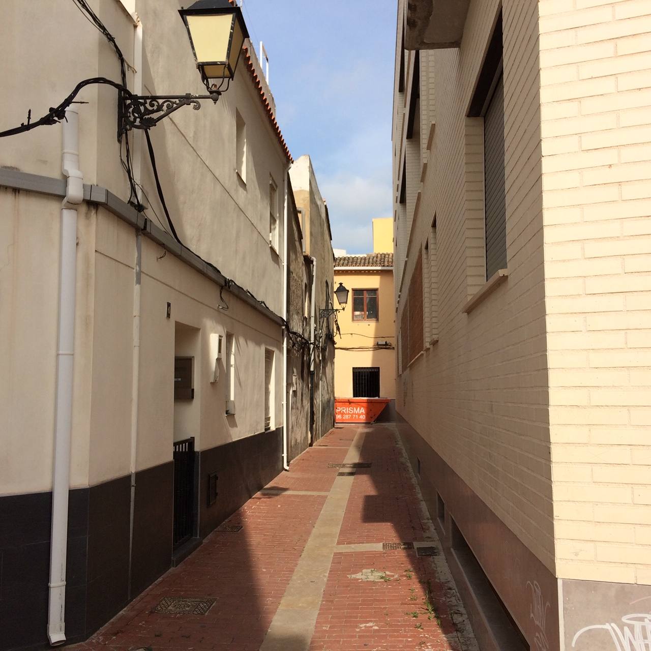 El barrio del Raval de Gandia ha visto pasar siglos de historia y cómo la ciudad crecía a su alrededor, conservando sus callejones. Albergó las primeras casas cristianas en la primera mitad del XIV. Después a musulmanes y moriscos hasta principios del XVII. Conserva calles estrechas, fruto de la ampliación del siglo XVI, y fachadas modernistas de principios del XX. 