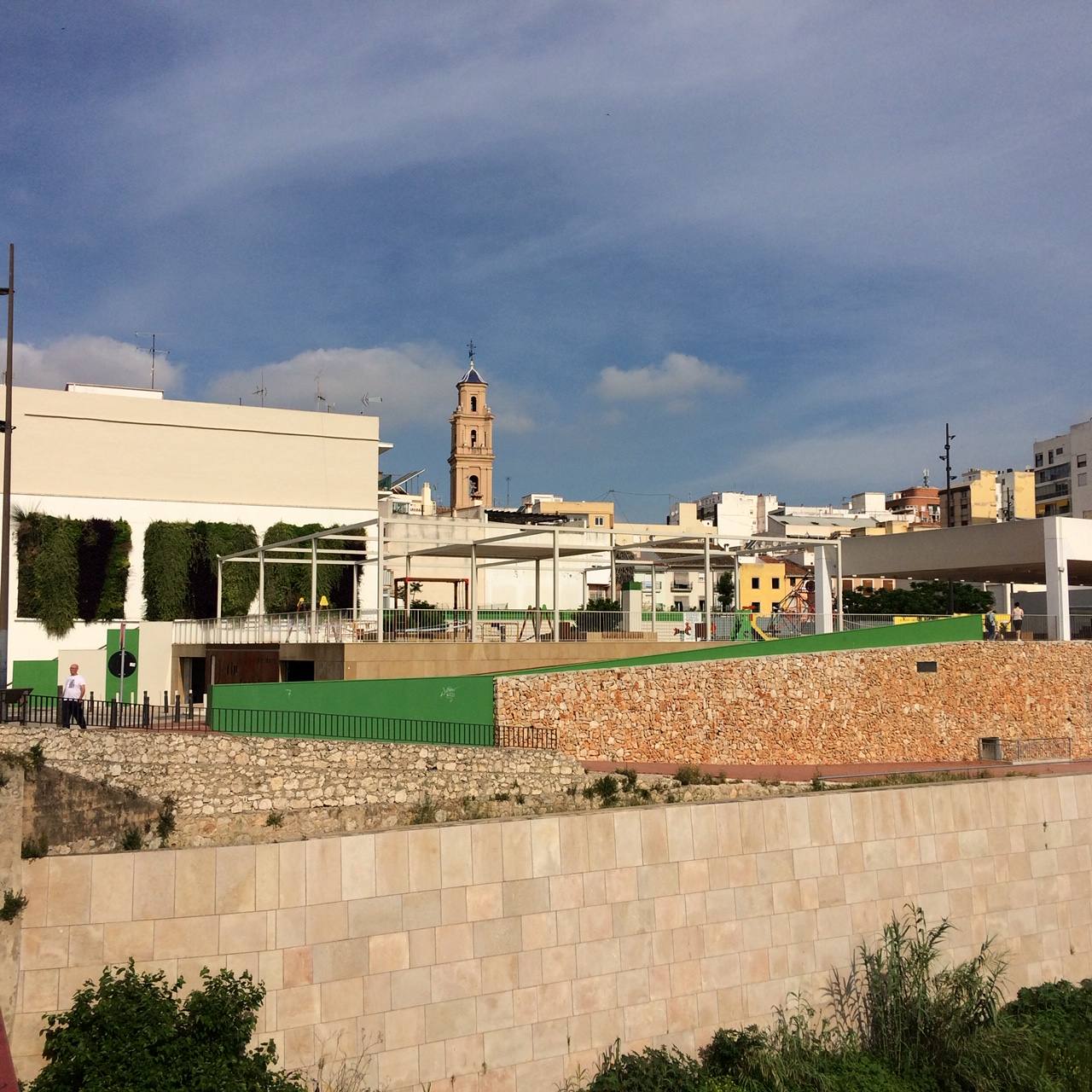 El barrio del Raval de Gandia ha visto pasar siglos de historia y cómo la ciudad crecía a su alrededor, conservando sus callejones. Albergó las primeras casas cristianas en la primera mitad del XIV. Después a musulmanes y moriscos hasta principios del XVII. Conserva calles estrechas, fruto de la ampliación del siglo XVI, y fachadas modernistas de principios del XX. 