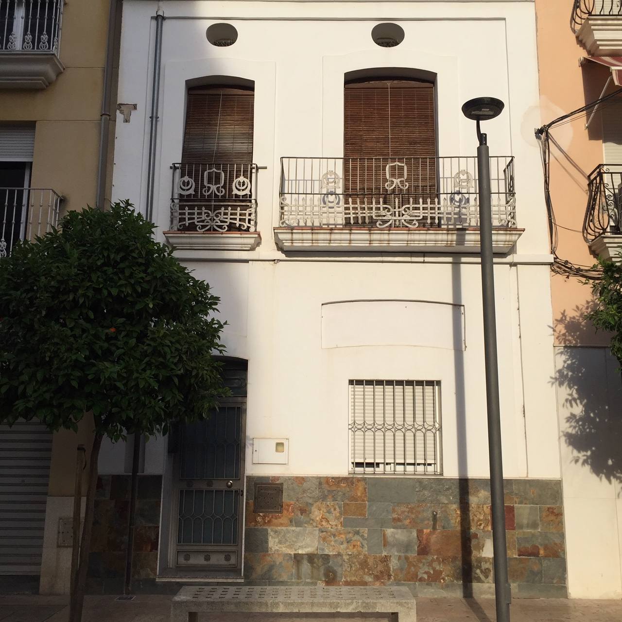 El barrio del Raval de Gandia ha visto pasar siglos de historia y cómo la ciudad crecía a su alrededor, conservando sus callejones. Albergó las primeras casas cristianas en la primera mitad del XIV. Después a musulmanes y moriscos hasta principios del XVII. Conserva calles estrechas, fruto de la ampliación del siglo XVI, y fachadas modernistas de principios del XX. 