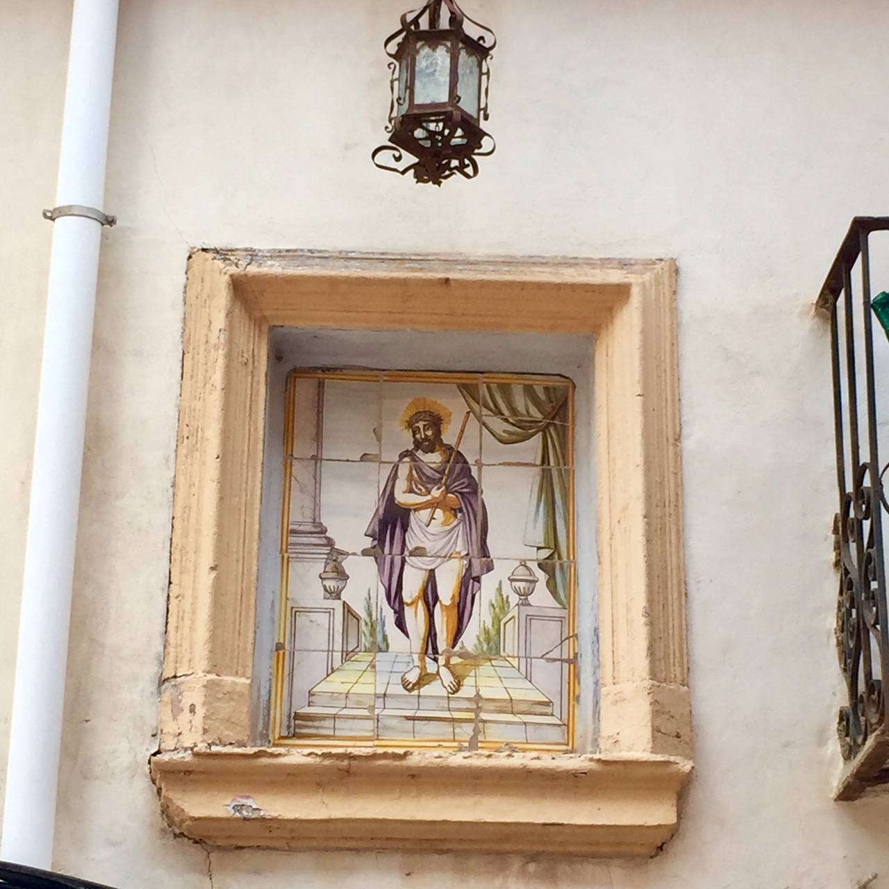 El barrio del Raval de Gandia ha visto pasar siglos de historia y cómo la ciudad crecía a su alrededor, conservando sus callejones. Albergó las primeras casas cristianas en la primera mitad del XIV. Después a musulmanes y moriscos hasta principios del XVII. Conserva calles estrechas, fruto de la ampliación del siglo XVI, y fachadas modernistas de principios del XX. 