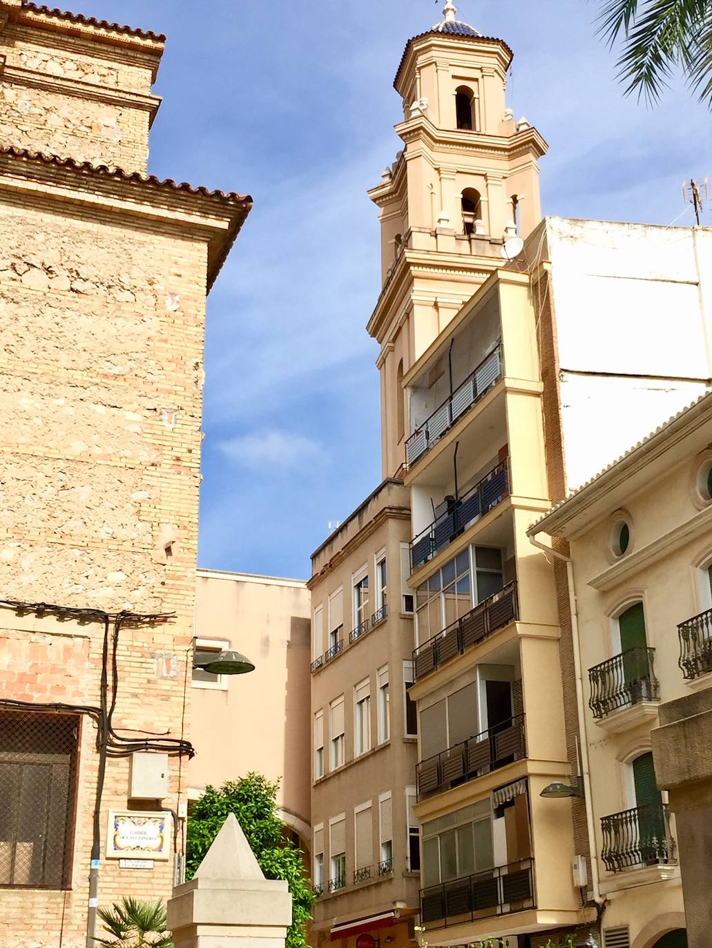 El barrio del Raval de Gandia ha visto pasar siglos de historia y cómo la ciudad crecía a su alrededor, conservando sus callejones. Albergó las primeras casas cristianas en la primera mitad del XIV. Después a musulmanes y moriscos hasta principios del XVII. Conserva calles estrechas, fruto de la ampliación del siglo XVI, y fachadas modernistas de principios del XX. 