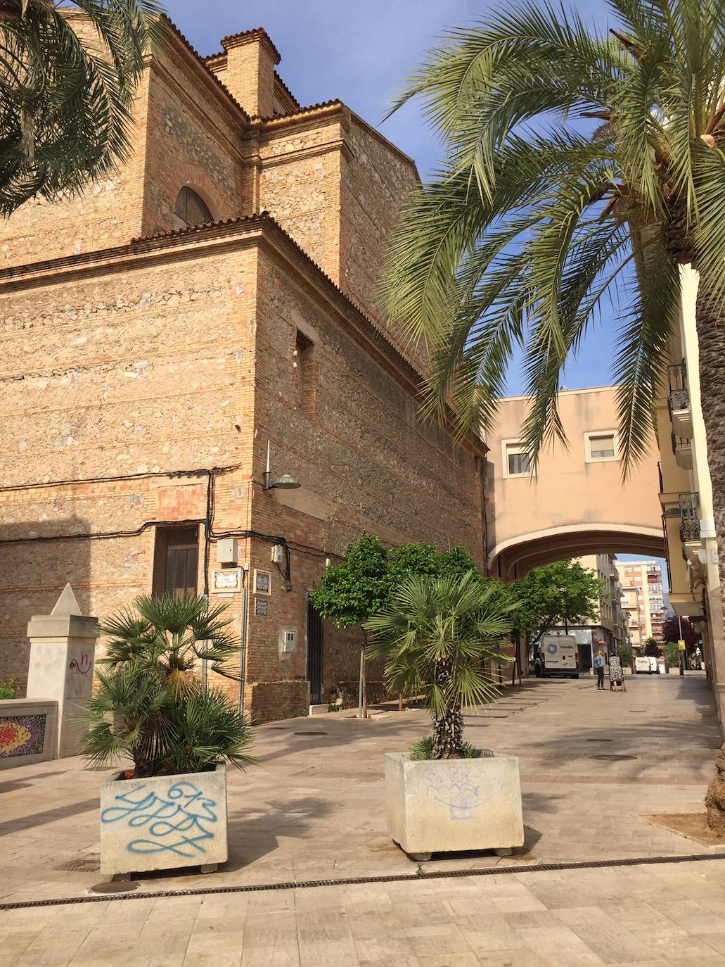 El barrio del Raval de Gandia ha visto pasar siglos de historia y cómo la ciudad crecía a su alrededor, conservando sus callejones. Albergó las primeras casas cristianas en la primera mitad del XIV. Después a musulmanes y moriscos hasta principios del XVII. Conserva calles estrechas, fruto de la ampliación del siglo XVI, y fachadas modernistas de principios del XX. 