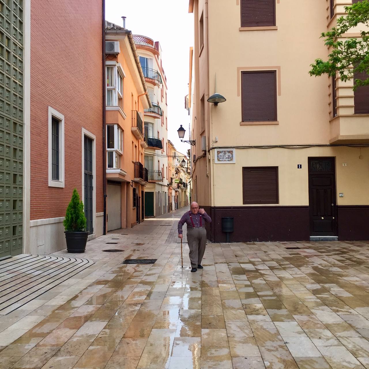 El barrio del Raval de Gandia ha visto pasar siglos de historia y cómo la ciudad crecía a su alrededor, conservando sus callejones. Albergó las primeras casas cristianas en la primera mitad del XIV. Después a musulmanes y moriscos hasta principios del XVII. Conserva calles estrechas, fruto de la ampliación del siglo XVI, y fachadas modernistas de principios del XX. 