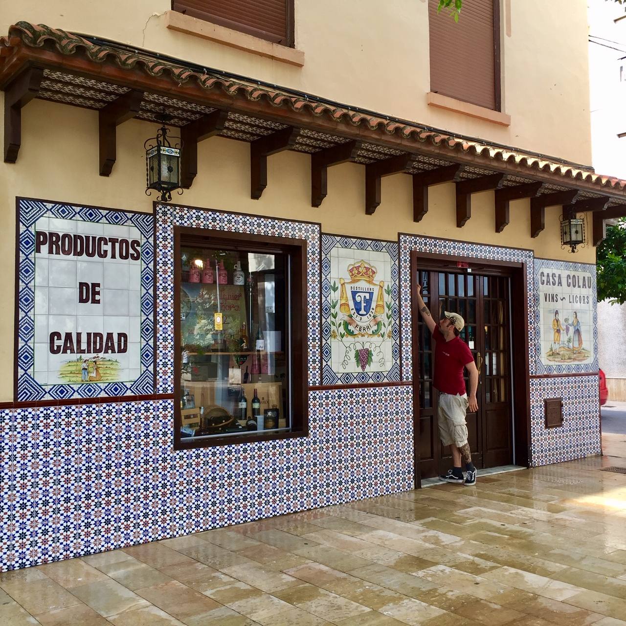 El barrio del Raval de Gandia ha visto pasar siglos de historia y cómo la ciudad crecía a su alrededor, conservando sus callejones. Albergó las primeras casas cristianas en la primera mitad del XIV. Después a musulmanes y moriscos hasta principios del XVII. Conserva calles estrechas, fruto de la ampliación del siglo XVI, y fachadas modernistas de principios del XX. 