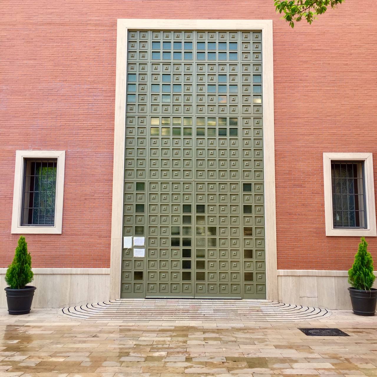 El barrio del Raval de Gandia ha visto pasar siglos de historia y cómo la ciudad crecía a su alrededor, conservando sus callejones. Albergó las primeras casas cristianas en la primera mitad del XIV. Después a musulmanes y moriscos hasta principios del XVII. Conserva calles estrechas, fruto de la ampliación del siglo XVI, y fachadas modernistas de principios del XX. 