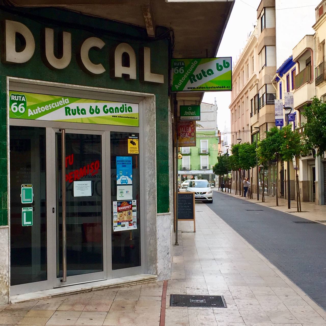 El barrio del Raval de Gandia ha visto pasar siglos de historia y cómo la ciudad crecía a su alrededor, conservando sus callejones. Albergó las primeras casas cristianas en la primera mitad del XIV. Después a musulmanes y moriscos hasta principios del XVII. Conserva calles estrechas, fruto de la ampliación del siglo XVI, y fachadas modernistas de principios del XX. 