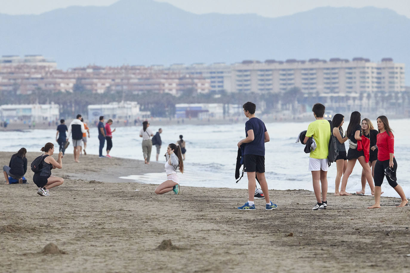 Desde el sábado, los valencianos han podido salir a la calle dentro de las franjas horarias permitidas y disfrutar, de nuevo, de la libertad. Algunos han aprovechado para pasear, otros para practicar algún deporte, ir en bicicleta, patines o, simplemente, distraerse. Entre los lugares escogidos para estas salidas, los preferidos han sido el antiguo cauce del río y las playas. 