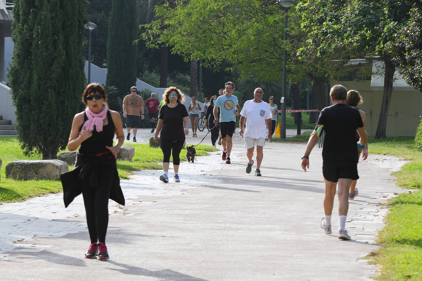 Desde el sábado, los valencianos han podido salir a la calle dentro de las franjas horarias permitidas y disfrutar, de nuevo, de la libertad. Algunos han aprovechado para pasear, otros para practicar algún deporte, ir en bicicleta, patines o, simplemente, distraerse. Entre los lugares escogidos para estas salidas, los preferidos han sido el antiguo cauce del río y las playas. 