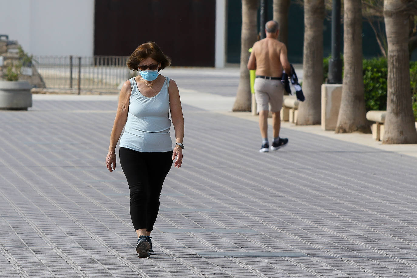 Desde el sábado, los valencianos han podido salir a la calle dentro de las franjas horarias permitidas y disfrutar, de nuevo, de la libertad. Algunos han aprovechado para pasear, otros para practicar algún deporte, ir en bicicleta, patines o, simplemente, distraerse. Entre los lugares escogidos para estas salidas, los preferidos han sido el antiguo cauce del río y las playas. 