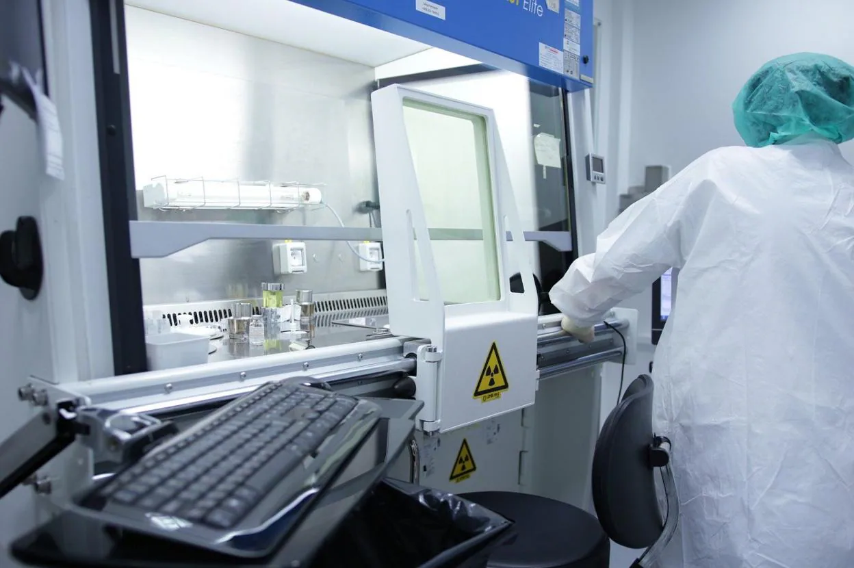 Un ingeniero trabajando en un laboratorio. lp