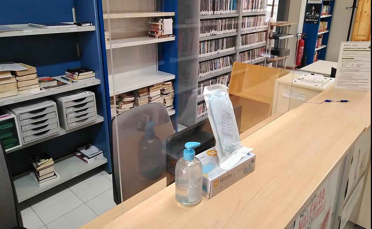 La biblioteca municipal Casa de la Reina, del Cabanyal, ya ha comenzado a instalar las mamparas en el mostrador. 