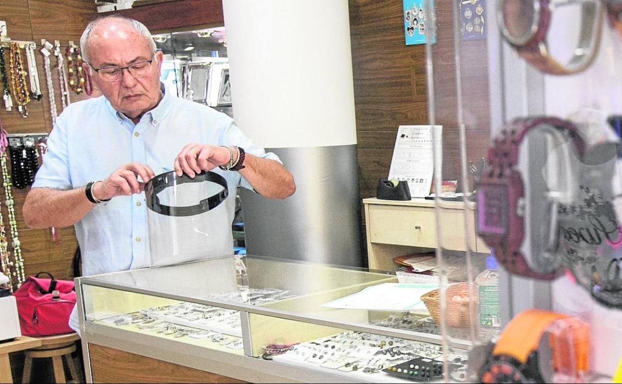 Reloj de Arena. Miguel Espinosa, cuando ponía el local a punto pensando en la fase 1.