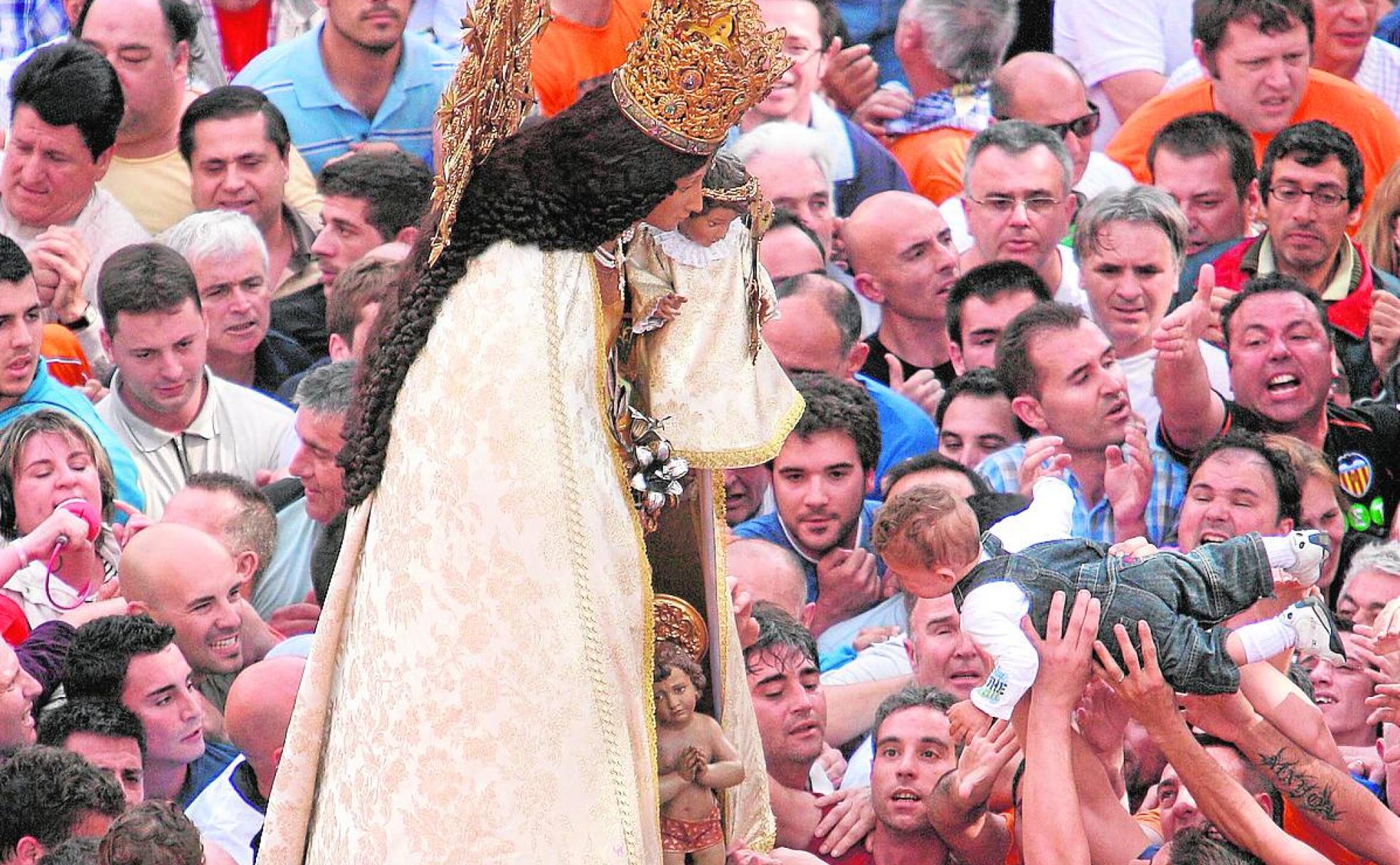 Traslado. Traslado de la Virgen en 2010, antes de suspender la procesión.