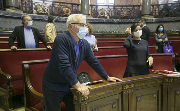 Imagen principal - Pleno en el Ayuntamiento de Valencia.