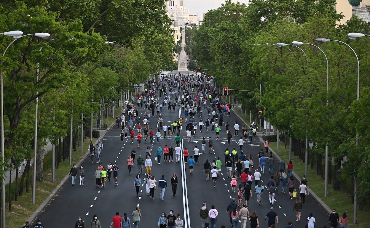 El paseo de la Castellana de Madrid, repleto de paseantes.