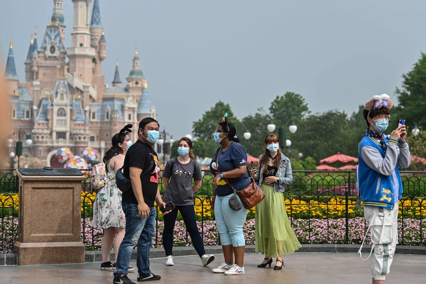 Disneyland Shanghái se ha convertido en el primer parque temático del mundo en retomar su actividad después del parón provocado por la crisis del coronavirus. La reapertura marcará las pautas en el resto de sus instalaciones en Estados Unidos, Francia y Asia, y se ha llevado a cabo con medidas de seguridad para evitar las aglomeraciones y contagios: aforo al 30% de su totalidad, bandas amarillas en los accesos para mantener la distancia mínima interpersonal, uso obligatorio de mascarilla y tomas de temperatura para clientes y empleados. 