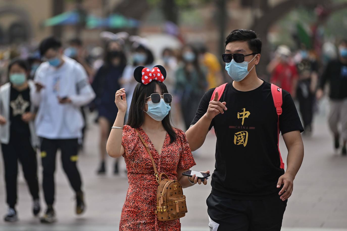 Disneyland Shanghái se ha convertido en el primer parque temático del mundo en retomar su actividad después del parón provocado por la crisis del coronavirus. La reapertura marcará las pautas en el resto de sus instalaciones en Estados Unidos, Francia y Asia, y se ha llevado a cabo con medidas de seguridad para evitar las aglomeraciones y contagios: aforo al 30% de su totalidad, bandas amarillas en los accesos para mantener la distancia mínima interpersonal, uso obligatorio de mascarilla y tomas de temperatura para clientes y empleados. 