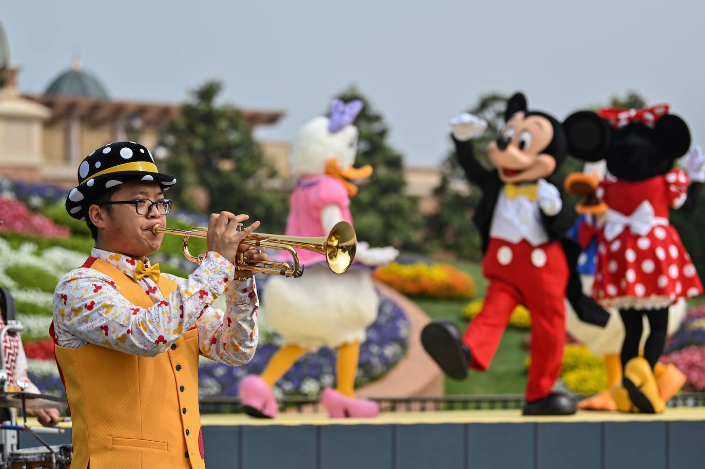 Disneyland Shanghái se ha convertido en el primer parque temático del mundo en retomar su actividad después del parón provocado por la crisis del coronavirus. La reapertura marcará las pautas en el resto de sus instalaciones en Estados Unidos, Francia y Asia, y se ha llevado a cabo con medidas de seguridad para evitar las aglomeraciones y contagios: aforo al 30% de su totalidad, bandas amarillas en los accesos para mantener la distancia mínima interpersonal, uso obligatorio de mascarilla y tomas de temperatura para clientes y empleados. 