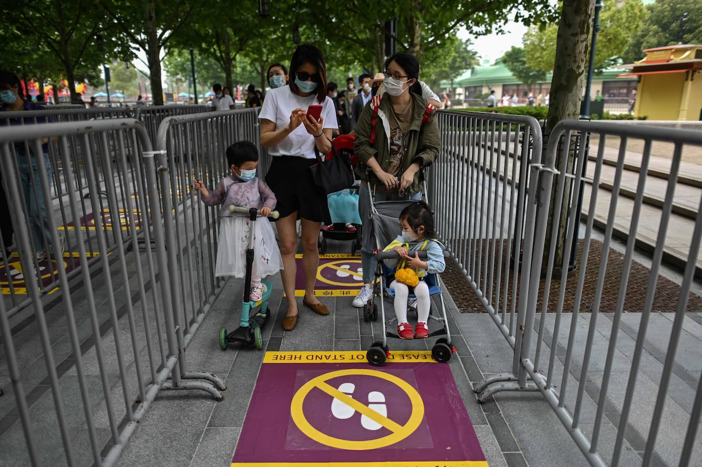 Disneyland Shanghái se ha convertido en el primer parque temático del mundo en retomar su actividad después del parón provocado por la crisis del coronavirus. La reapertura marcará las pautas en el resto de sus instalaciones en Estados Unidos, Francia y Asia, y se ha llevado a cabo con medidas de seguridad para evitar las aglomeraciones y contagios: aforo al 30% de su totalidad, bandas amarillas en los accesos para mantener la distancia mínima interpersonal, uso obligatorio de mascarilla y tomas de temperatura para clientes y empleados. 