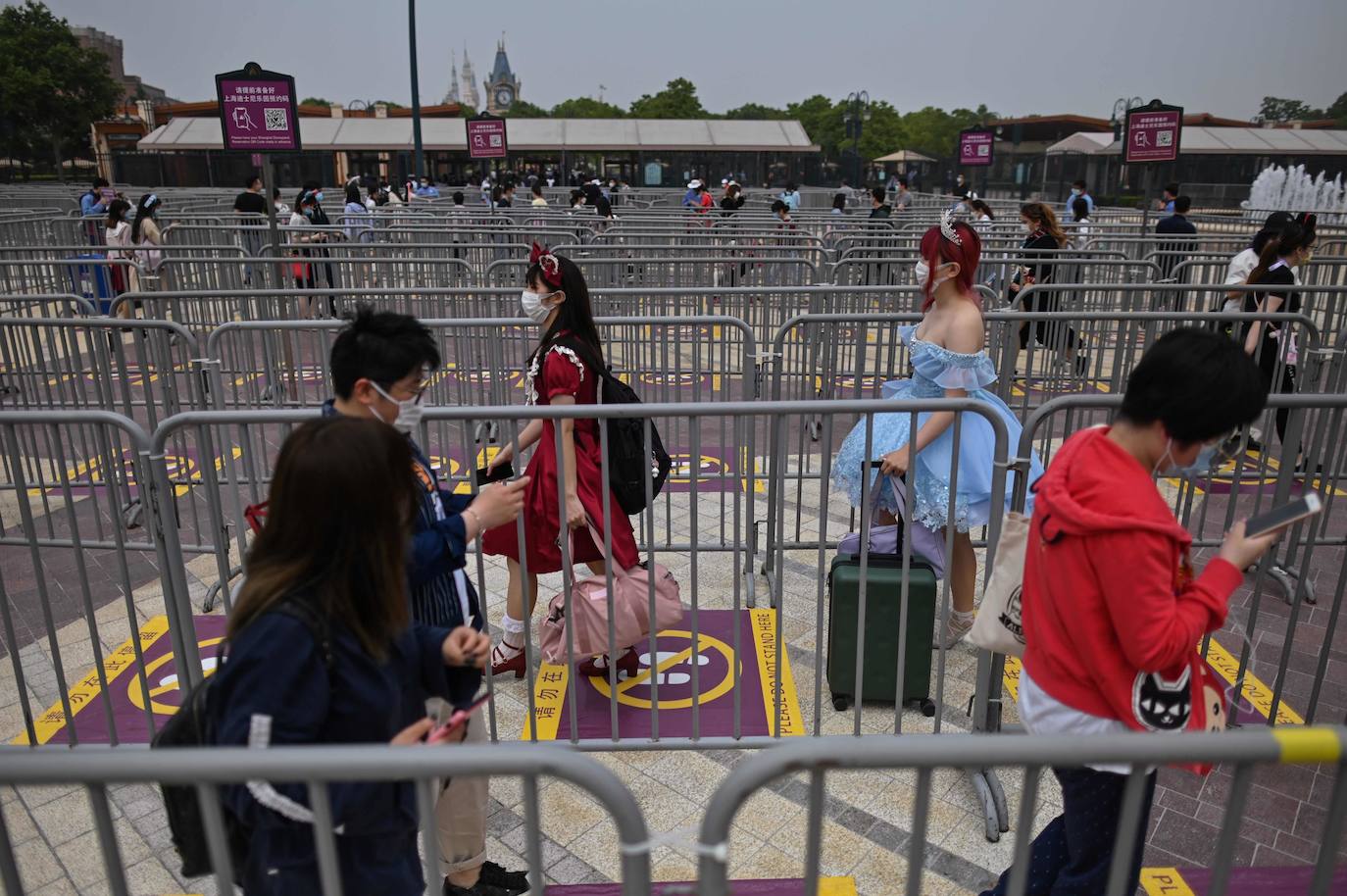 Disneyland Shanghái se ha convertido en el primer parque temático del mundo en retomar su actividad después del parón provocado por la crisis del coronavirus. La reapertura marcará las pautas en el resto de sus instalaciones en Estados Unidos, Francia y Asia, y se ha llevado a cabo con medidas de seguridad para evitar las aglomeraciones y contagios: aforo al 30% de su totalidad, bandas amarillas en los accesos para mantener la distancia mínima interpersonal, uso obligatorio de mascarilla y tomas de temperatura para clientes y empleados. 