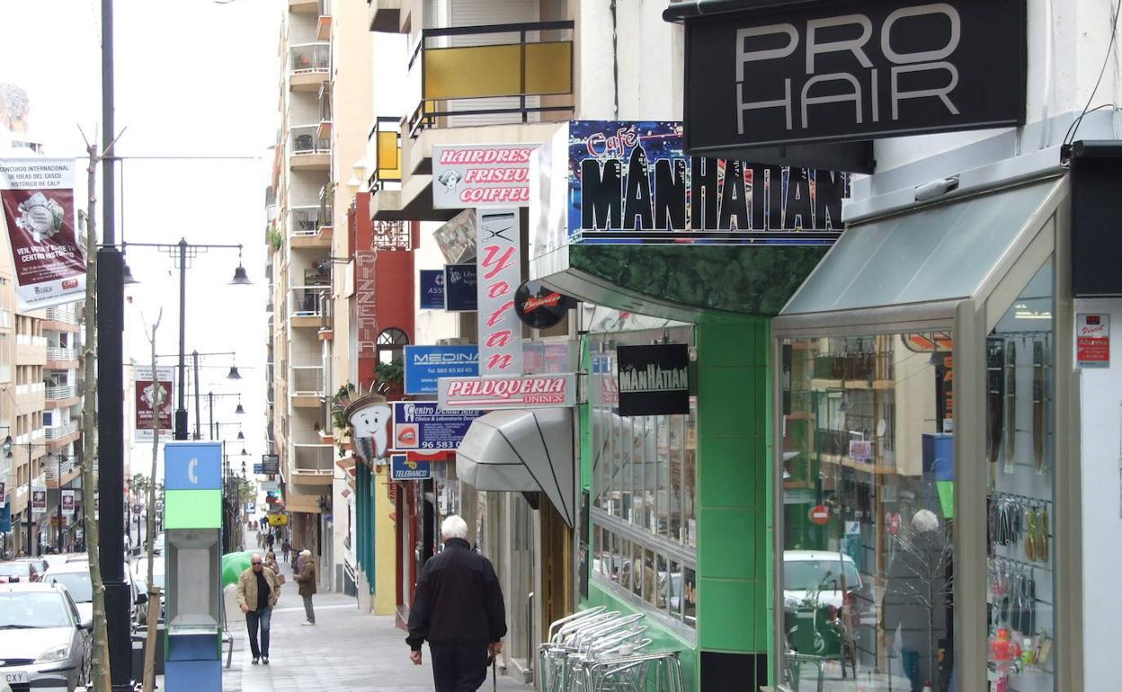 Algunos negocios situados en la Avenida Gabriel Miró de Calp.