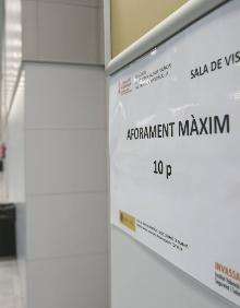 Imagen secundaria 2 - El Registro Civil, plagado de mamparas de protección. Las sillas del zaguán, precintadas. Carteles marcan el aforo a la entrada de cada sala habilitada para celebrar juicios. 