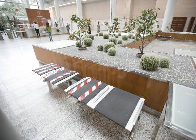 Imagen secundaria 1 - El Registro Civil, plagado de mamparas de protección. Las sillas del zaguán, precintadas. Carteles marcan el aforo a la entrada de cada sala habilitada para celebrar juicios. 