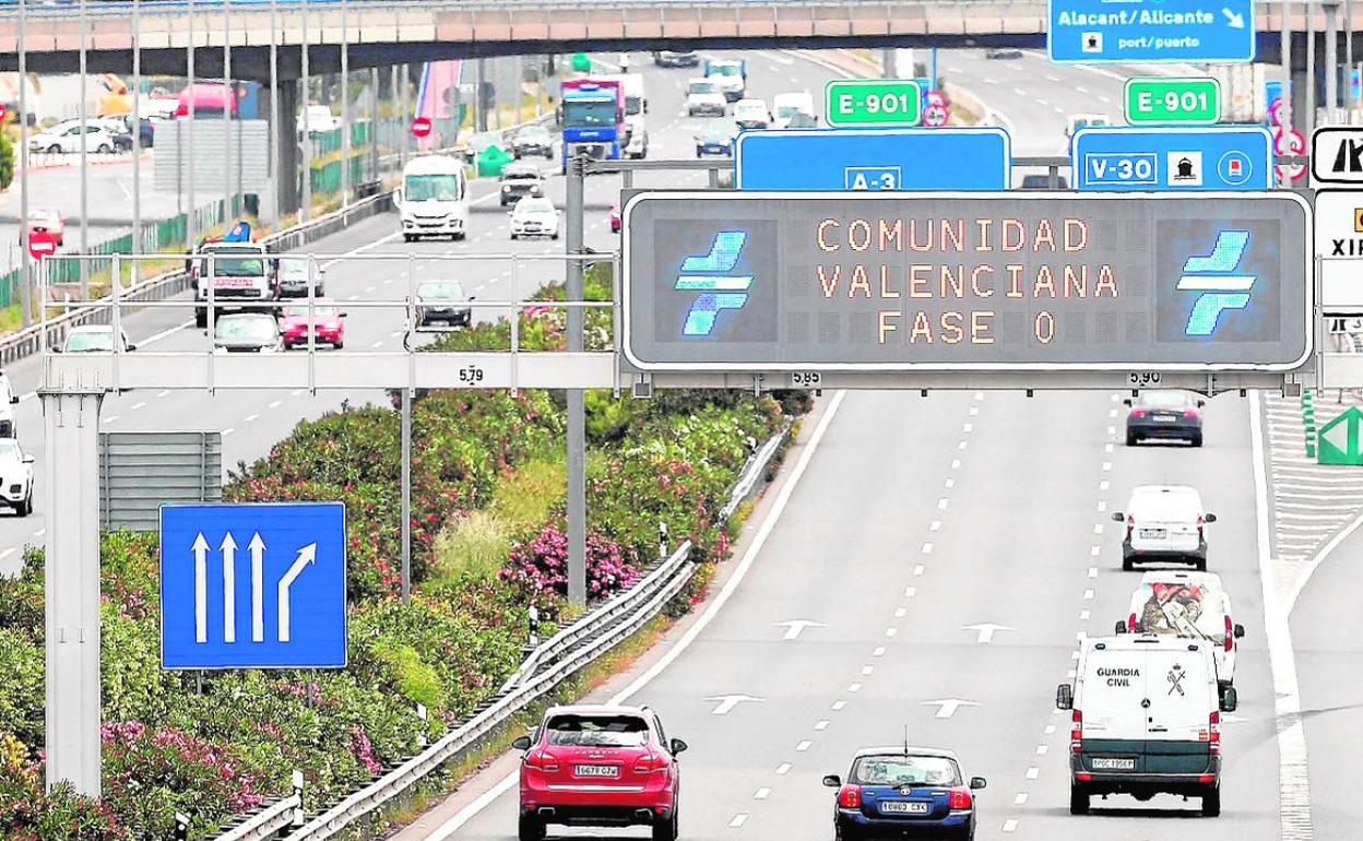 Circulación de vehiculos por la pista de Silla.