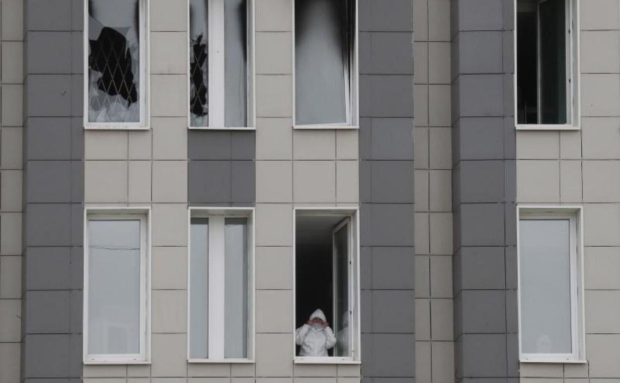 Fachada dañada del hospital de San Petersburgo donde se produjo el incendio.