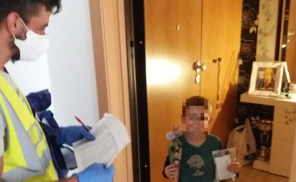 Entrega de las mascarillas en El Real de Gandia. 