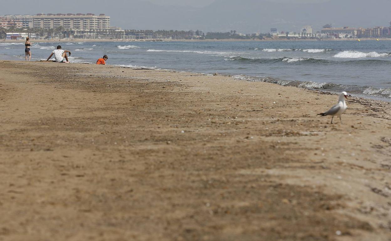 Bañistas en la playa de la Malvarrosa, hace unos días. 