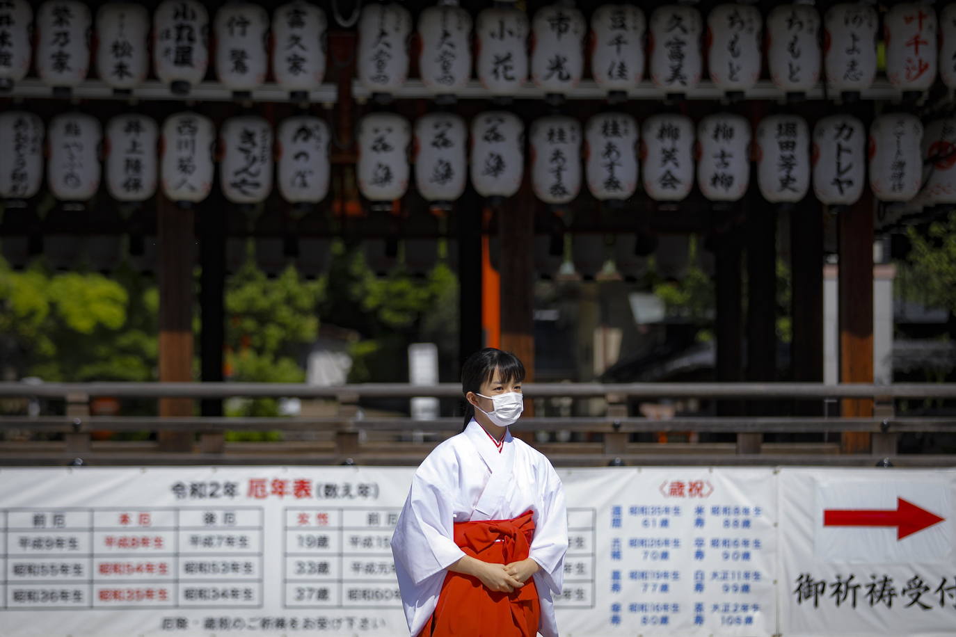 Las calles de la antigua ciudad de Kyoto, en Japón, permanecen desérticas ante la alarma desatada por el coronavirus. Algunos de sus puntos más concurridos, llenos habitualmente de turistas y visitantes, se muestran ahora vacíos, con una quietud en la que destaca aún más la belleza del lugar. 