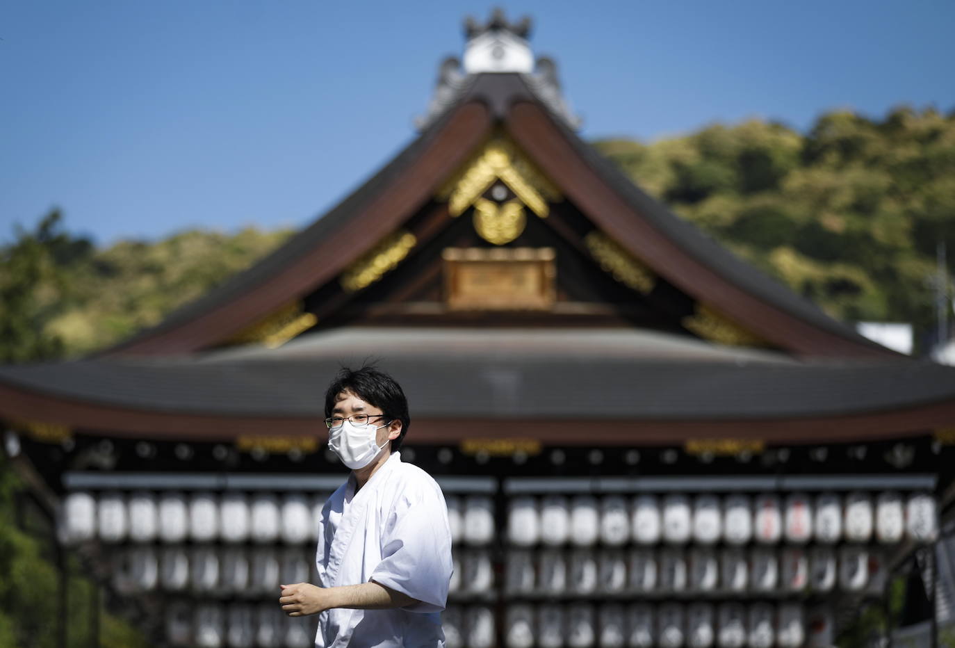 Las calles de la antigua ciudad de Kyoto, en Japón, permanecen desérticas ante la alarma desatada por el coronavirus. Algunos de sus puntos más concurridos, llenos habitualmente de turistas y visitantes, se muestran ahora vacíos, con una quietud en la que destaca aún más la belleza del lugar. 