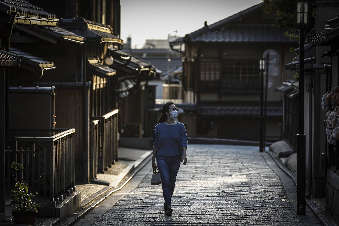 Las calles de la antigua ciudad de Kyoto, en Japón, permanecen desérticas ante la alarma desatada por el coronavirus. Algunos de sus puntos más concurridos, llenos habitualmente de turistas y visitantes, se muestran ahora vacíos, con una quietud en la que destaca aún más la belleza del lugar. 