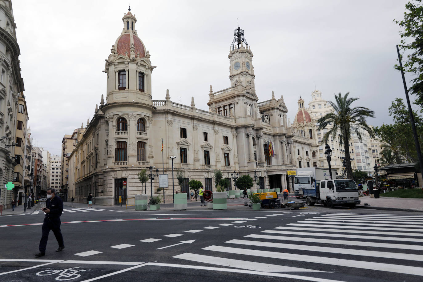 Fotos: Avanza la peatonalización de la plaza del Ayuntamiento de Valencia