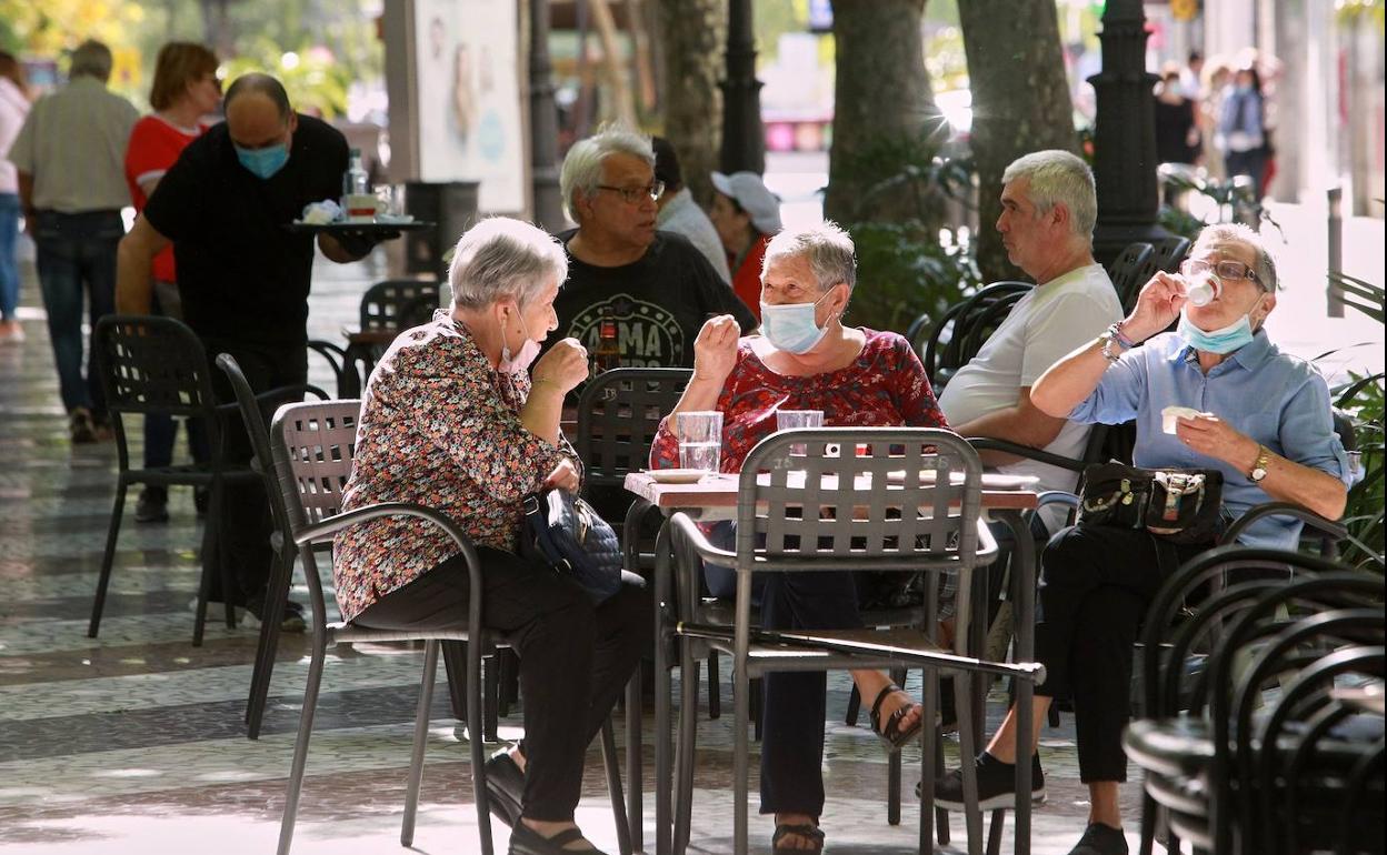 Clientes en la terraza de un local, este lunes en Gandia.