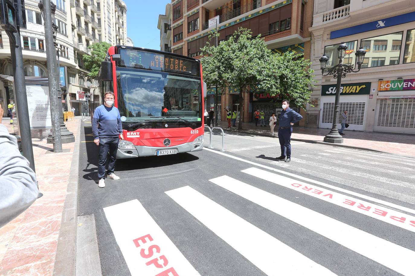 Los primeros autobuses de la nueva red de la EMT han empezado a circular este mediodía aunque con algunos retrasos por el remate de las obras de la plaza del Ayuntamiento. 