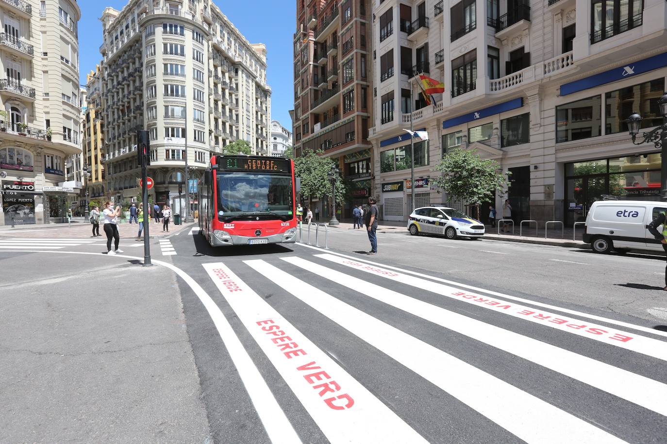 Los primeros autobuses de la nueva red de la EMT han empezado a circular este mediodía aunque con algunos retrasos por el remate de las obras de la plaza del Ayuntamiento. 