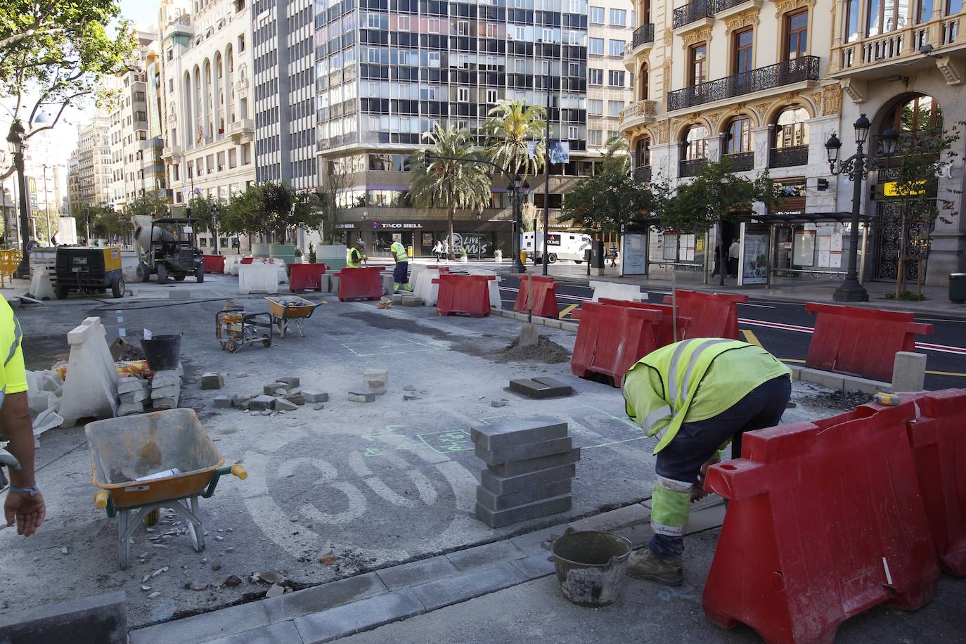 Fotos: Avanza la peatonalización de la plaza del Ayuntamiento de Valencia