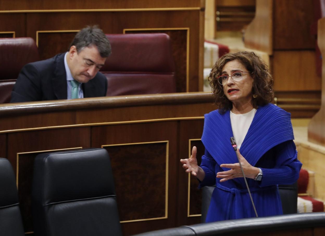 La ministra de Hacienda, María Jesús Montero, ayer en el Congreso. efe/ballesteros