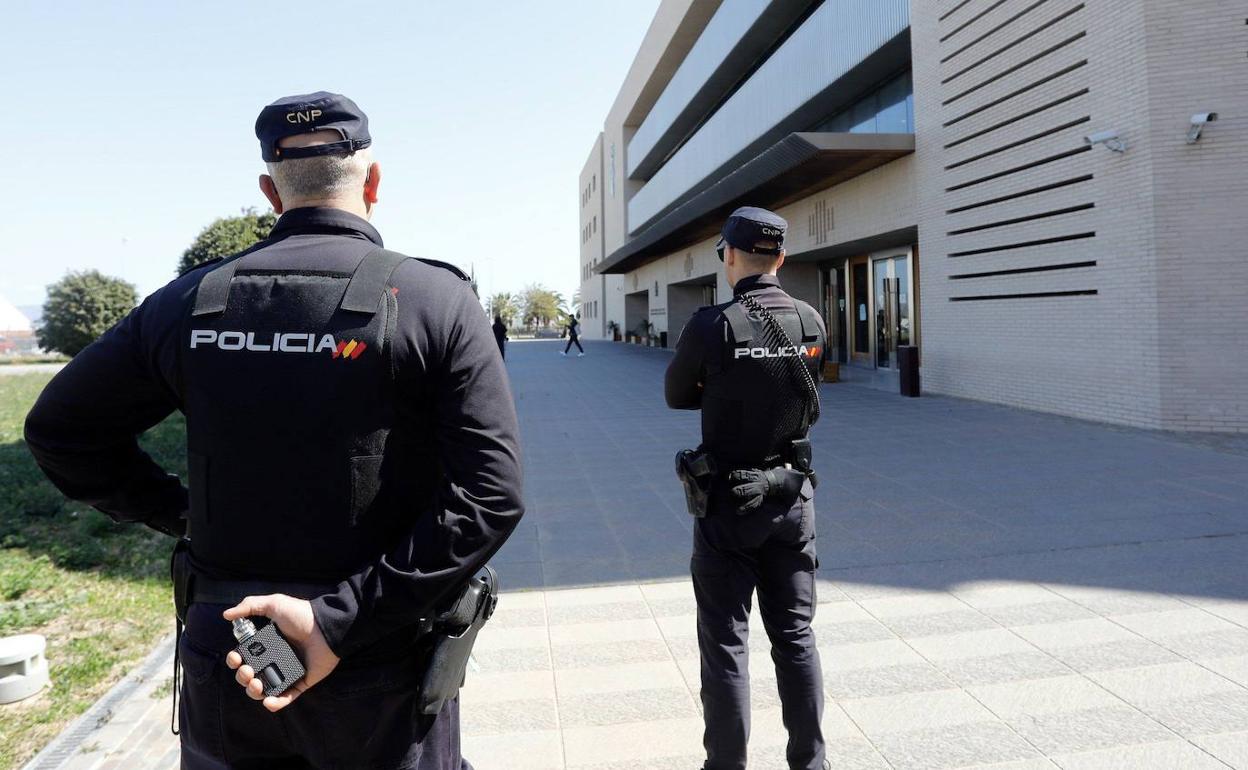 Varios policías vigilan la entrada a la Audiencia de Castellón. 