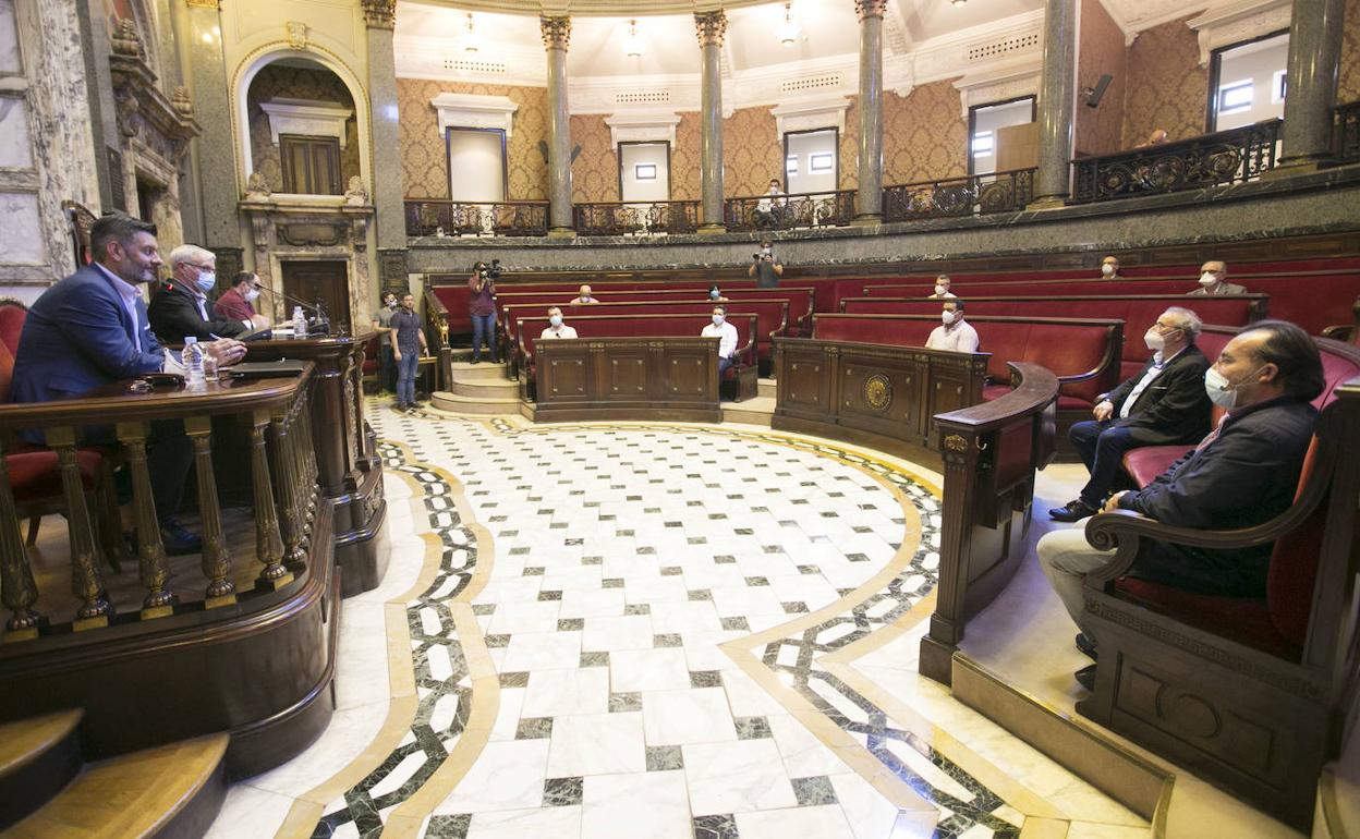 Reunión del alcalde Joan Ribó y el concejal Carlos Galiana, con artistas y falleros .