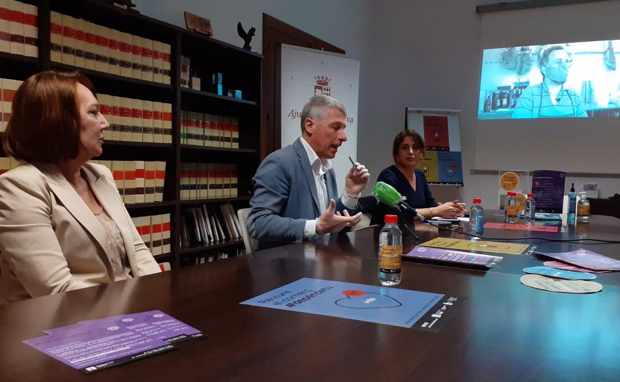 Rosa Llopis, presidenta de ACCO; el alcalde de Oliva, David González, y la edil de Comercio Yolanda Balaguer. 