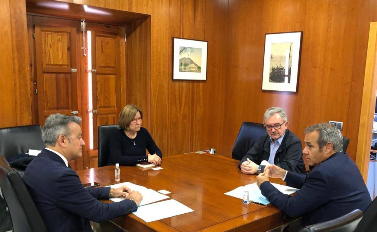 Los ediles de Xàbia junto a los representantes del laboratorio durante la firmadel acuerdo. 